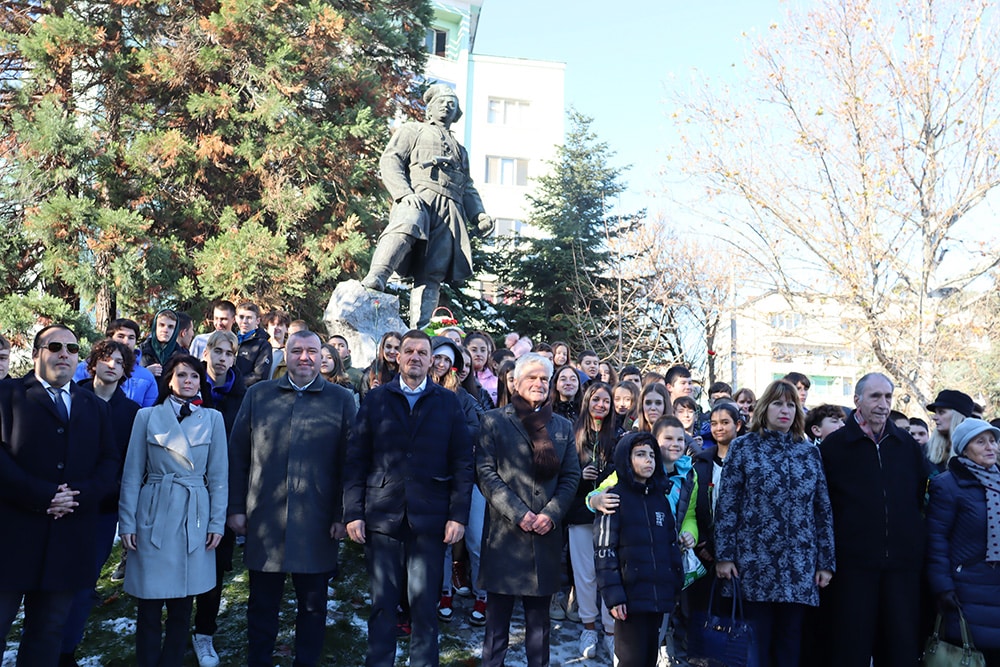 Жителите на Хасково отдадоха своята почит и признателност към пред