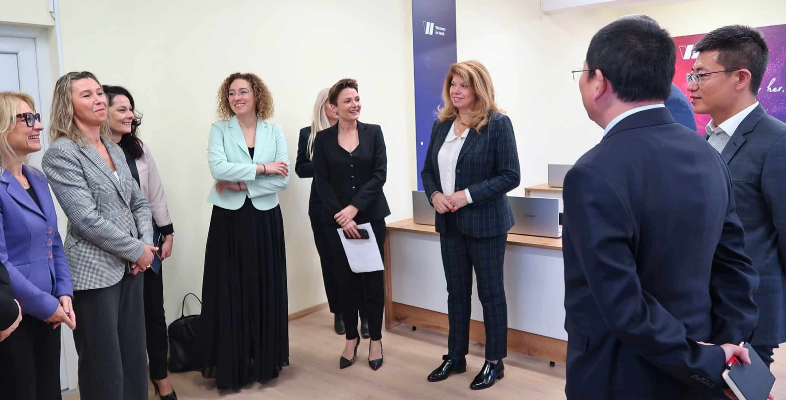 Вицепрезидентът Илияна Йотова подкрепи програмата Women in Tech“, насочена към