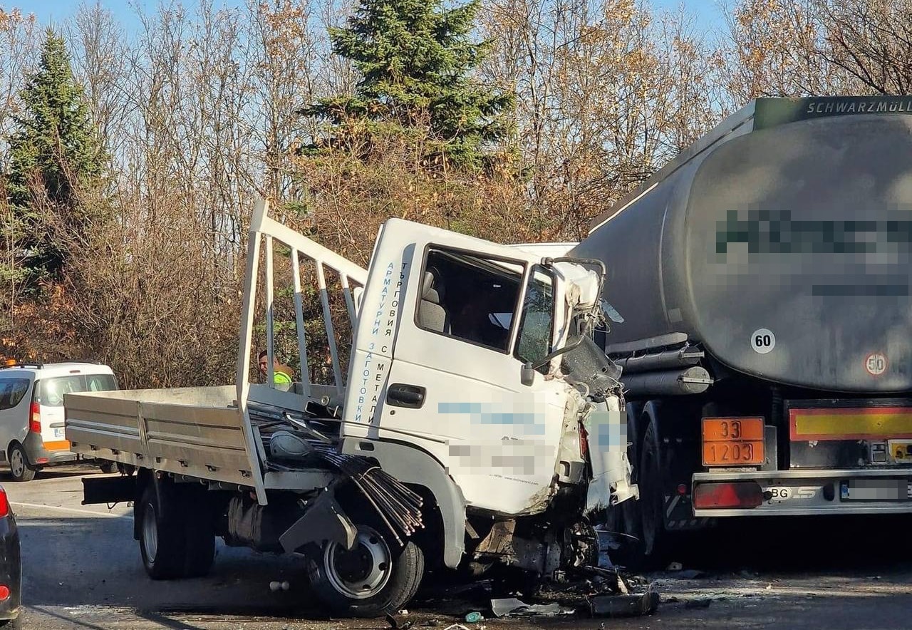 Мъж е пострадал при катастрофа между товарен автомобил и цистерна