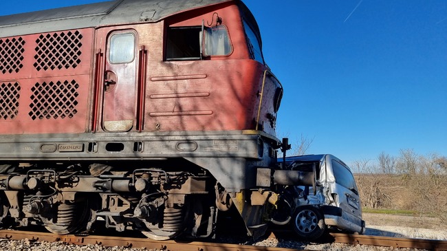 Има пострадали при катастрофа между автомобил и влак в Добричко