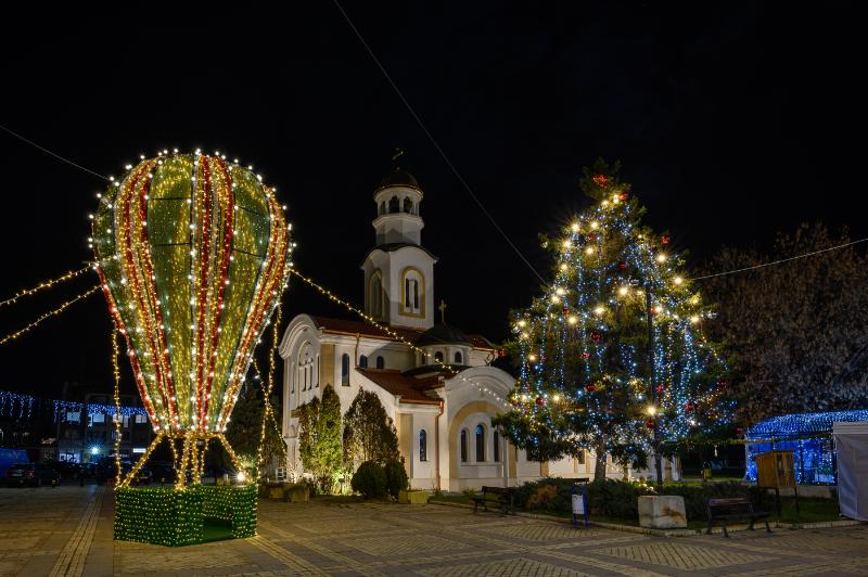 Тържествено запалване на коледните светлини на елхата в Елин Пелин