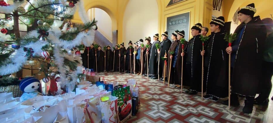 Коледарчета от ОУ "Елин Пелин"