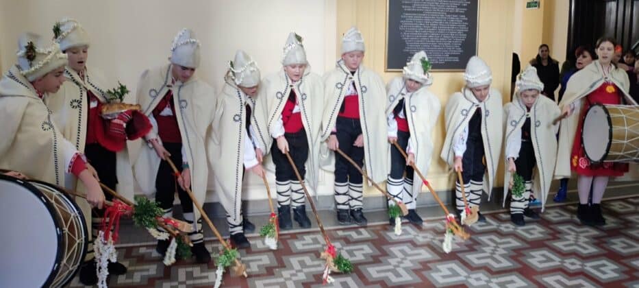 Коледарчета от ОУ "Любен Каравелов"