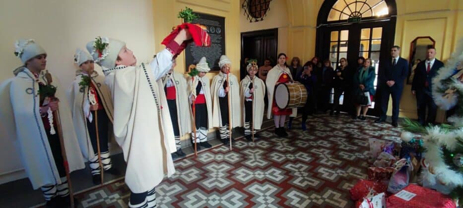 Коледарчета от ОУ "Любен Каравелов"