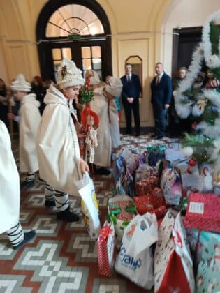 Коледарчета от ОУ "Любен Каравелов"