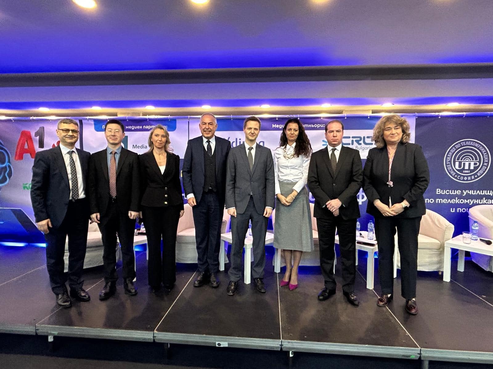 Над 4000 преподаватели учители и представители на бизнеса които искат