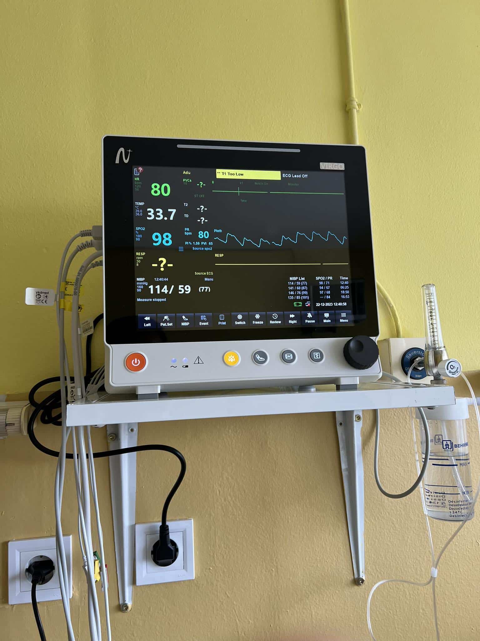 Неврохирурзите в УМБАЛ Бургас бяха приятно изненадани от коледен подарък