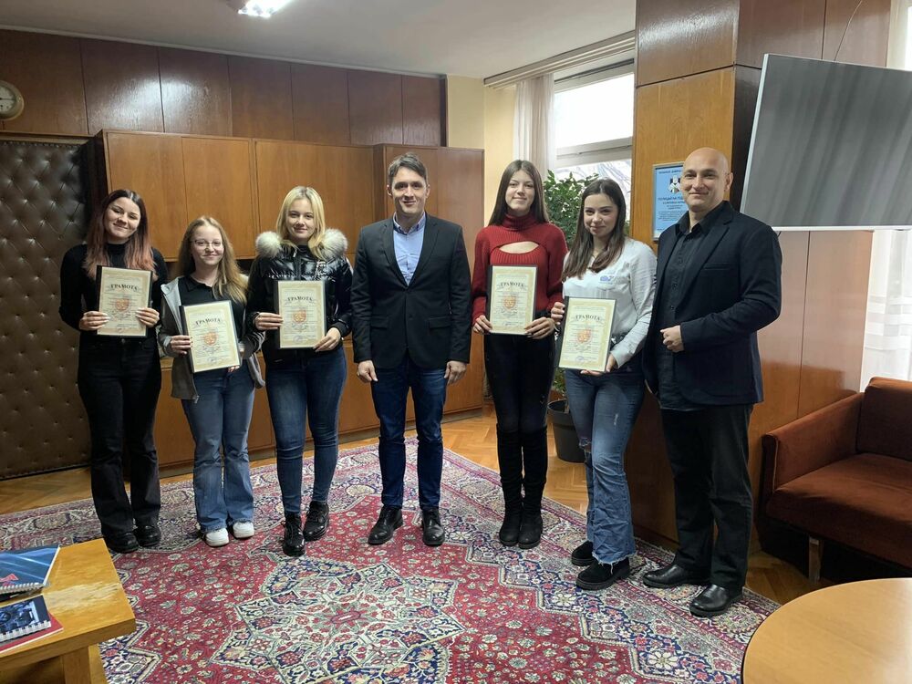 Пет дванайсетокласнички от бургаското училище “Добри Чинтулов бяха наградени от