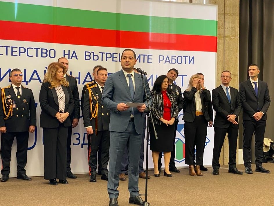 За мен е чест като министър на вътрешните работи да