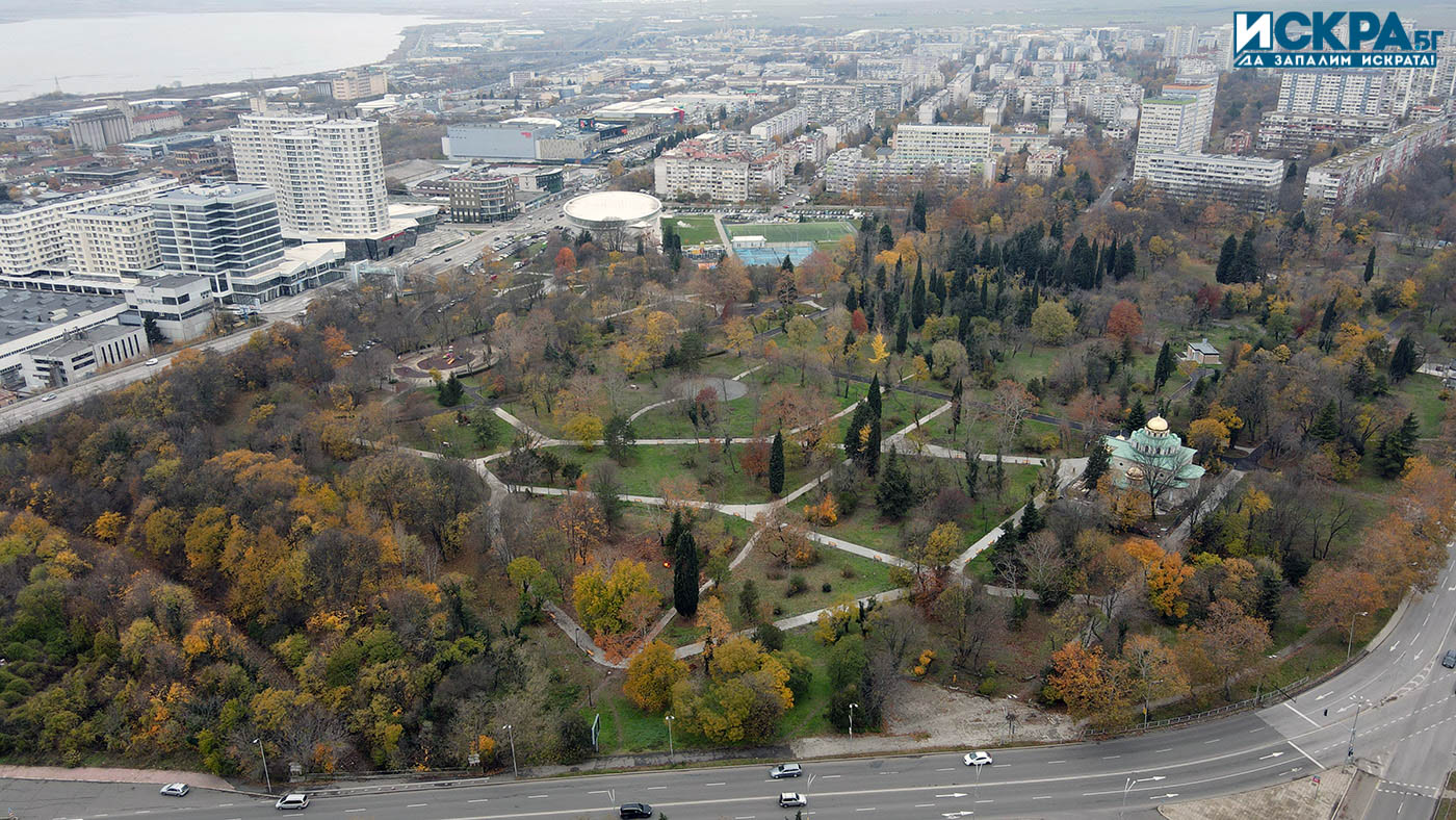 В парк Света Троица разположен близо до комплексите Славейков и