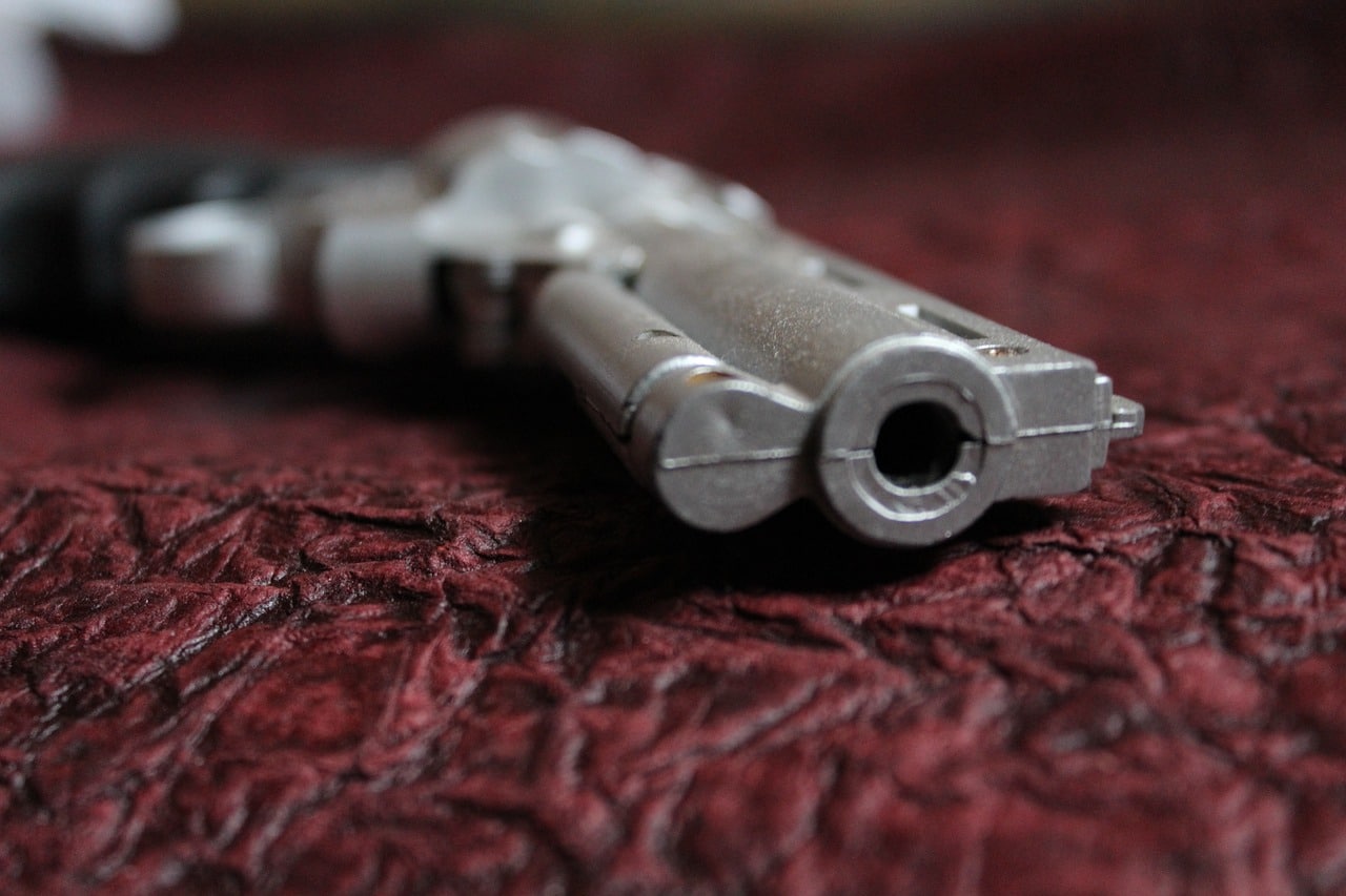 Пенсионер е заплашил касиерка с детски пистолет в Плевен Мъжът