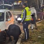 Полицаи сменят гума