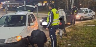 Полицаи сменят гума