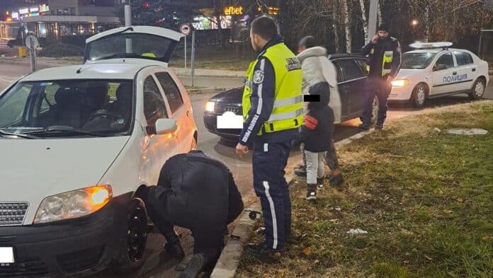 Полицаи сменят гума