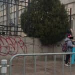 Полицай край училище