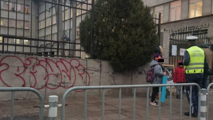 Полицай край училище