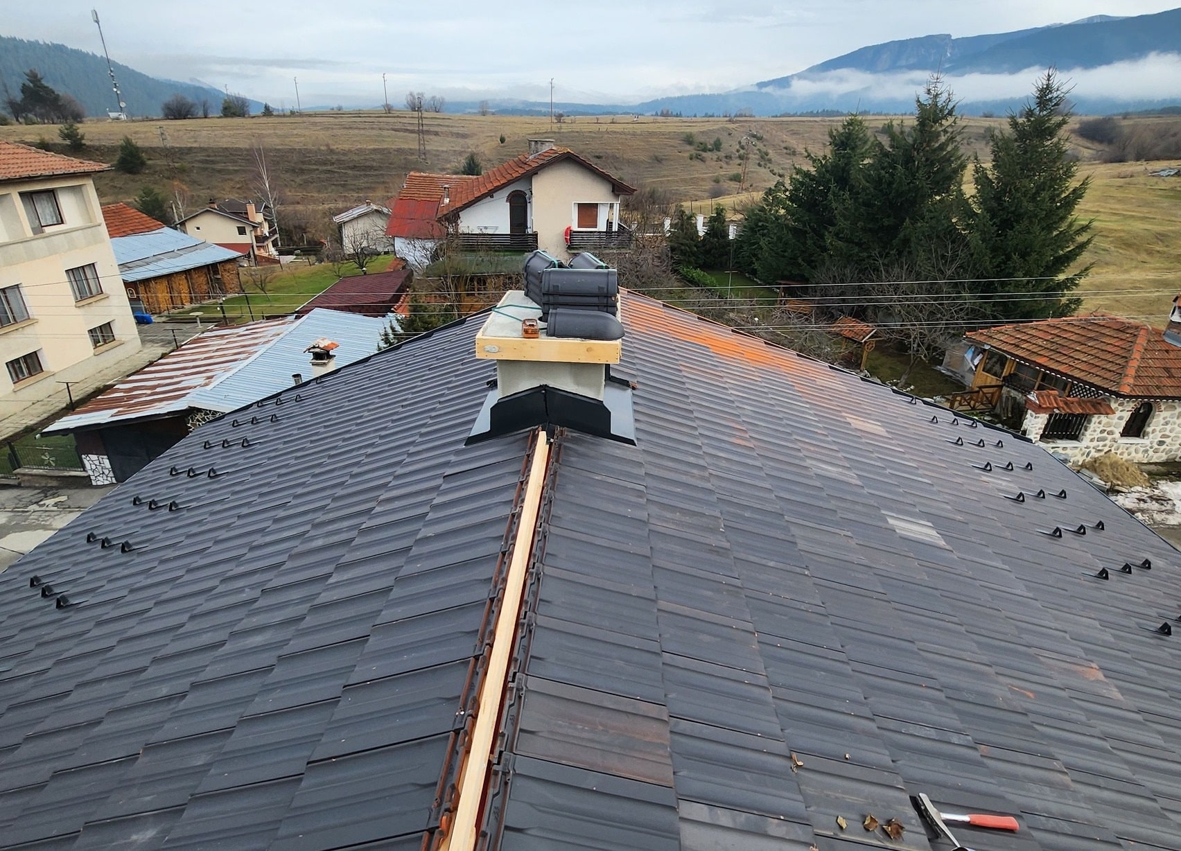 И втората къща която беше вече е с покрив