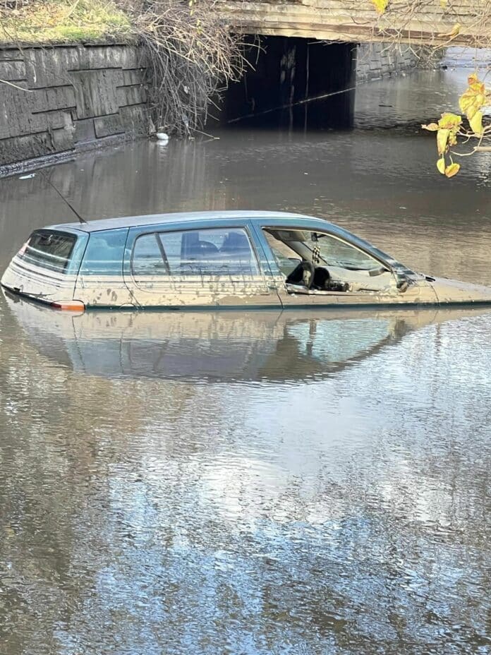 Потъналата кола