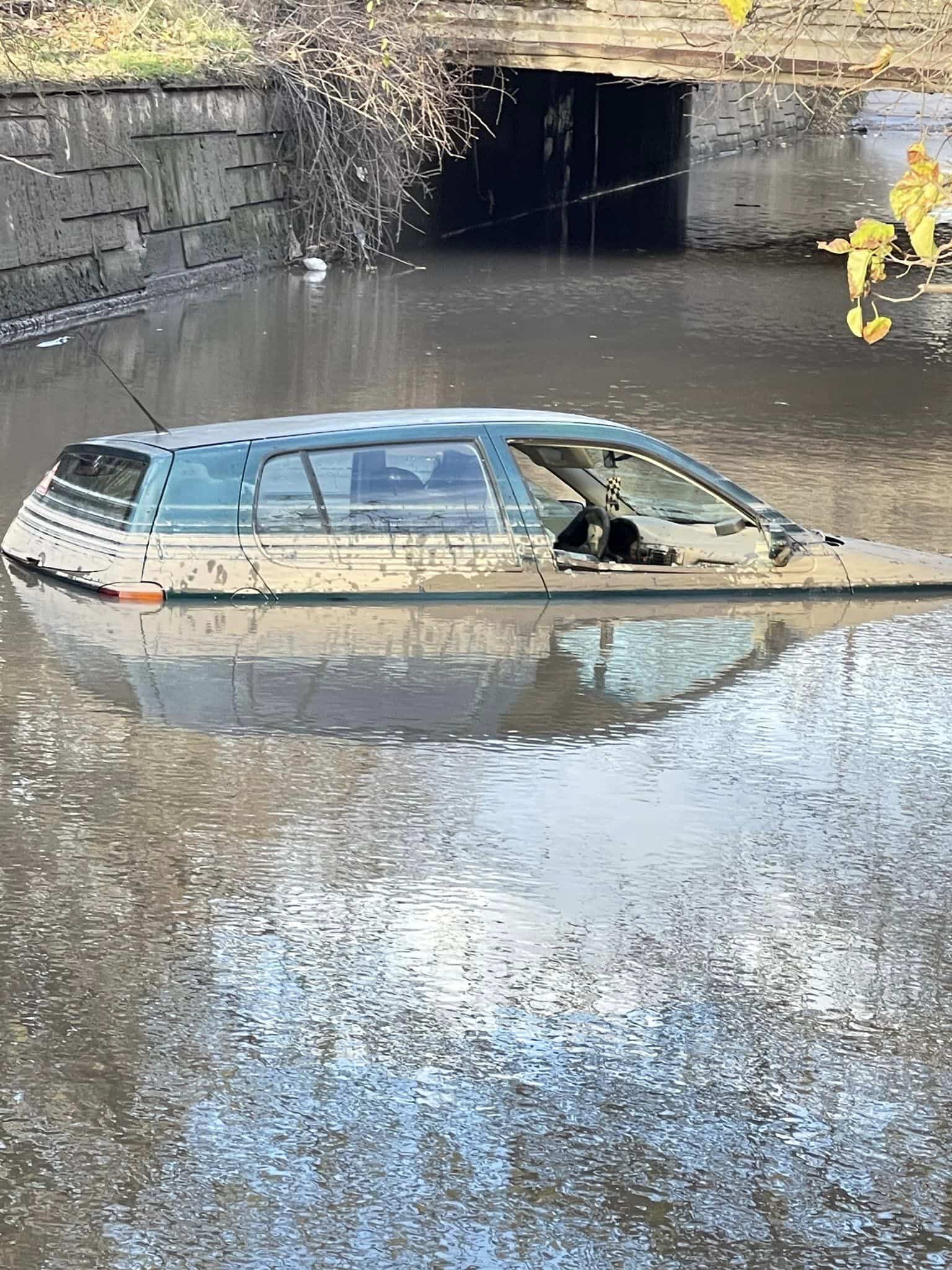 Кола попадна в огромно количество събрала се вода под мост