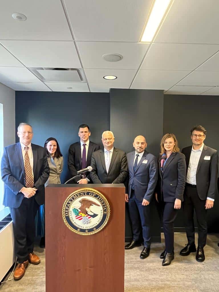 Зам министър Емил Дечев и началникът на кабинета на министъра на