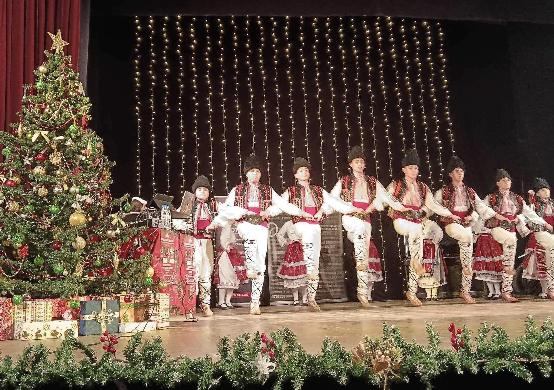 В препълнения салон на Народно читалище Христо Ботев 1907 в