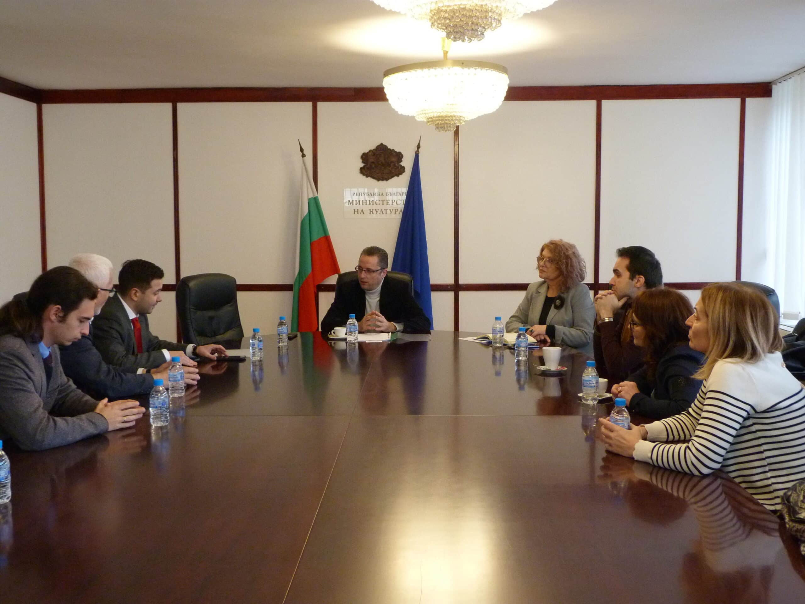 Зам.-министърът на културата Виктор Стоянов разговаря с ръководството и преподаватели