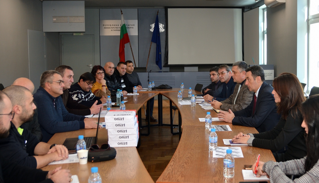 Закупуване на 80 нови автомобила и 10 нови лаборатории за