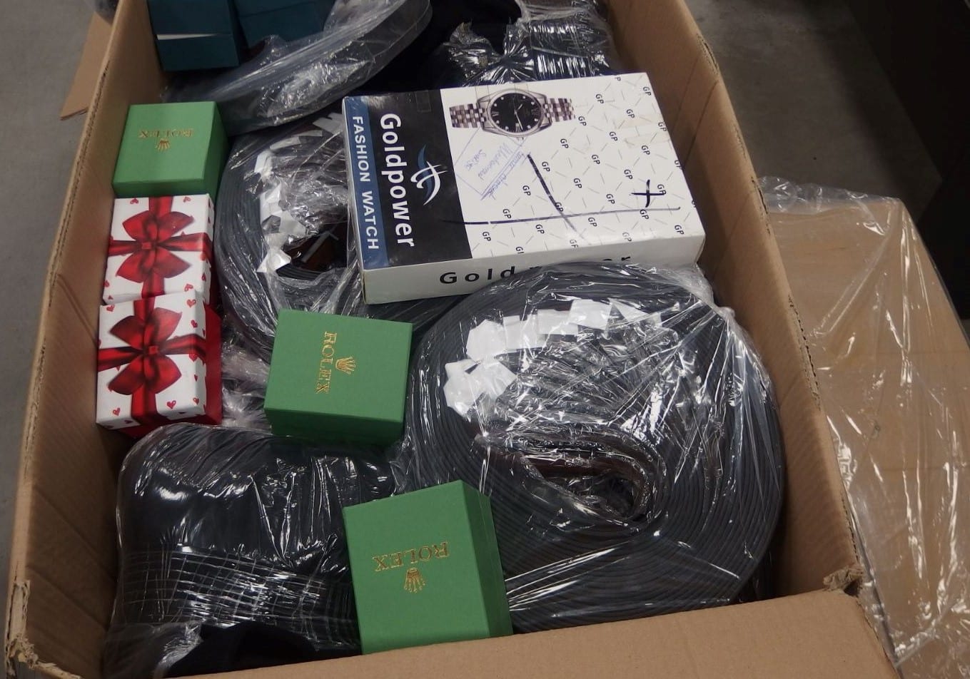 Стотици дрехи и аксесоари – реплики на бутикови брандове са