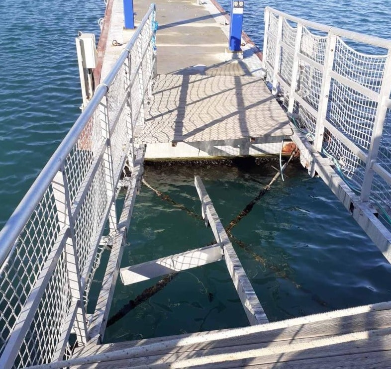 След извършен водолазен оглед е констатирано скъсване на елементите които