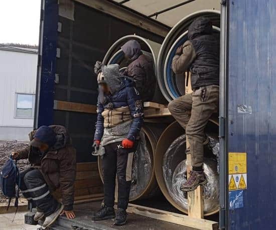 Сръбски гражданин – шофьор на товарен автомобил се е обърнал