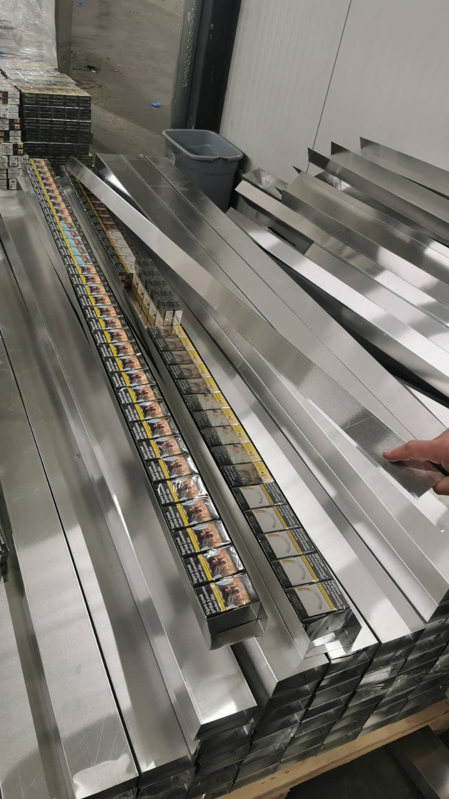 Близо 460 000 къса контрабандни цигари откриха митническите служители при