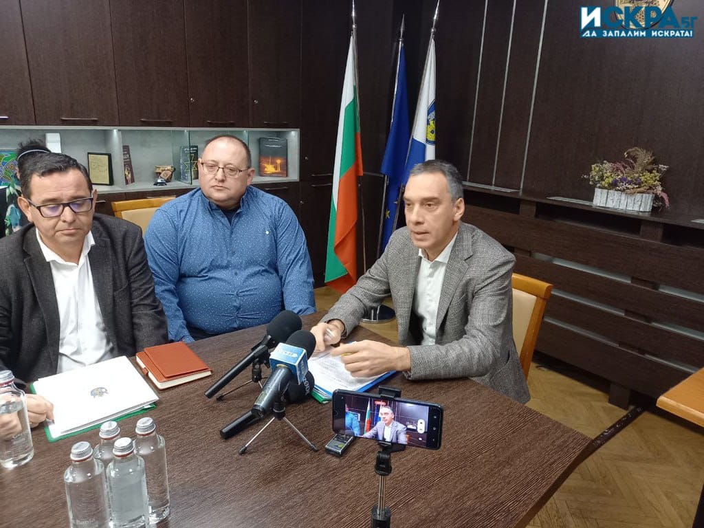 Кметът на Бургас Димитър Николов и общинската администрация представят в