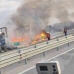 Горящ тежкотоварен автомобил