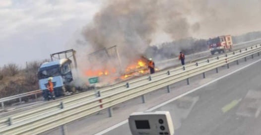 Горящ тежкотоварен автомобил