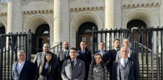 Хората, депозирали документите