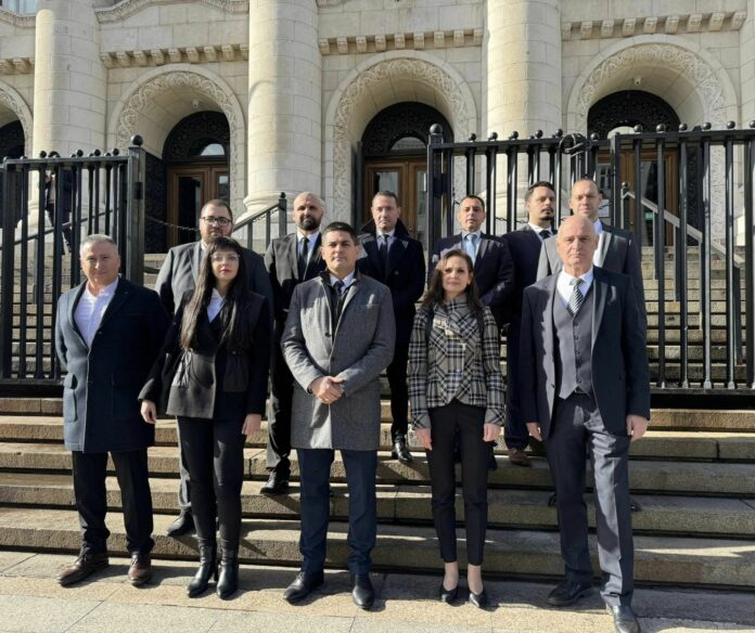 Хората, депозирали документите