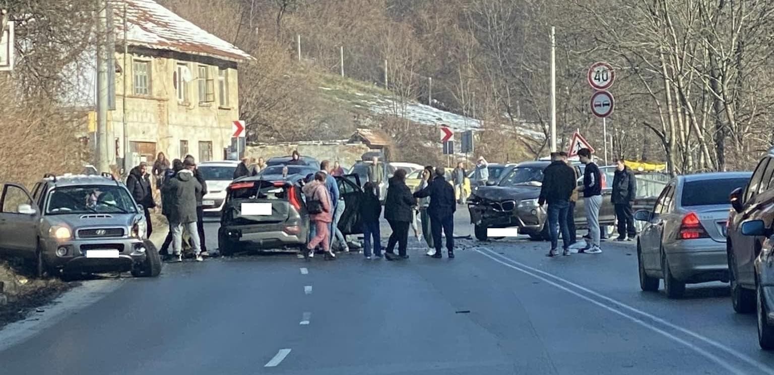 Поне двама са пострадали при тежка катастрофа между три автомобила