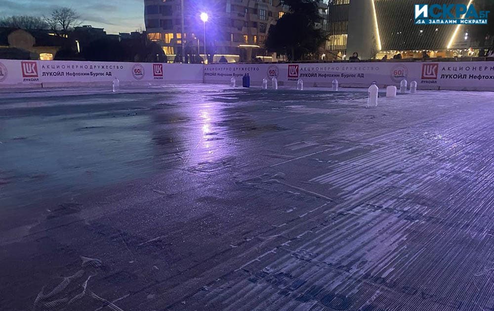 Безплатната ледена пързалка на площад Тройката в Бургас ще заработи