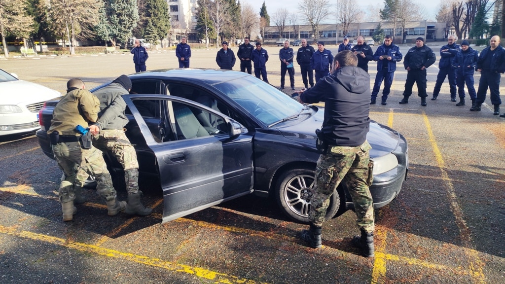 Продължава активното обучение на полицейските служители свързано с усъвършенстване и