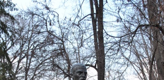 Паметник на Душо Хаджидеков