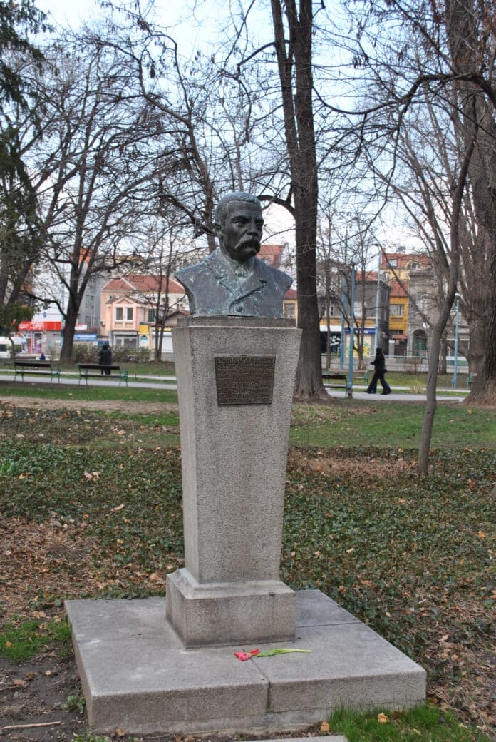 Паметник на Душо Хаджидеков