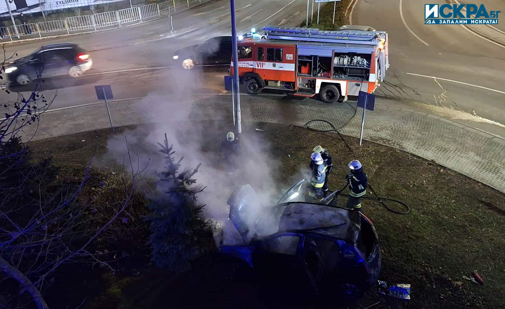 Горящ автомобил Снимка Искра бг
Едип от един противопожарен автомобил и четирима