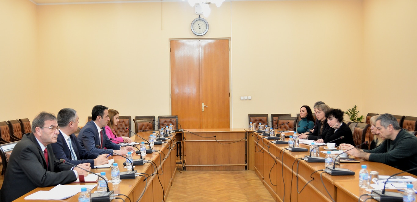 Транспортният министър Георги Гвоздейков смята че полигоните за безопасно шофиране