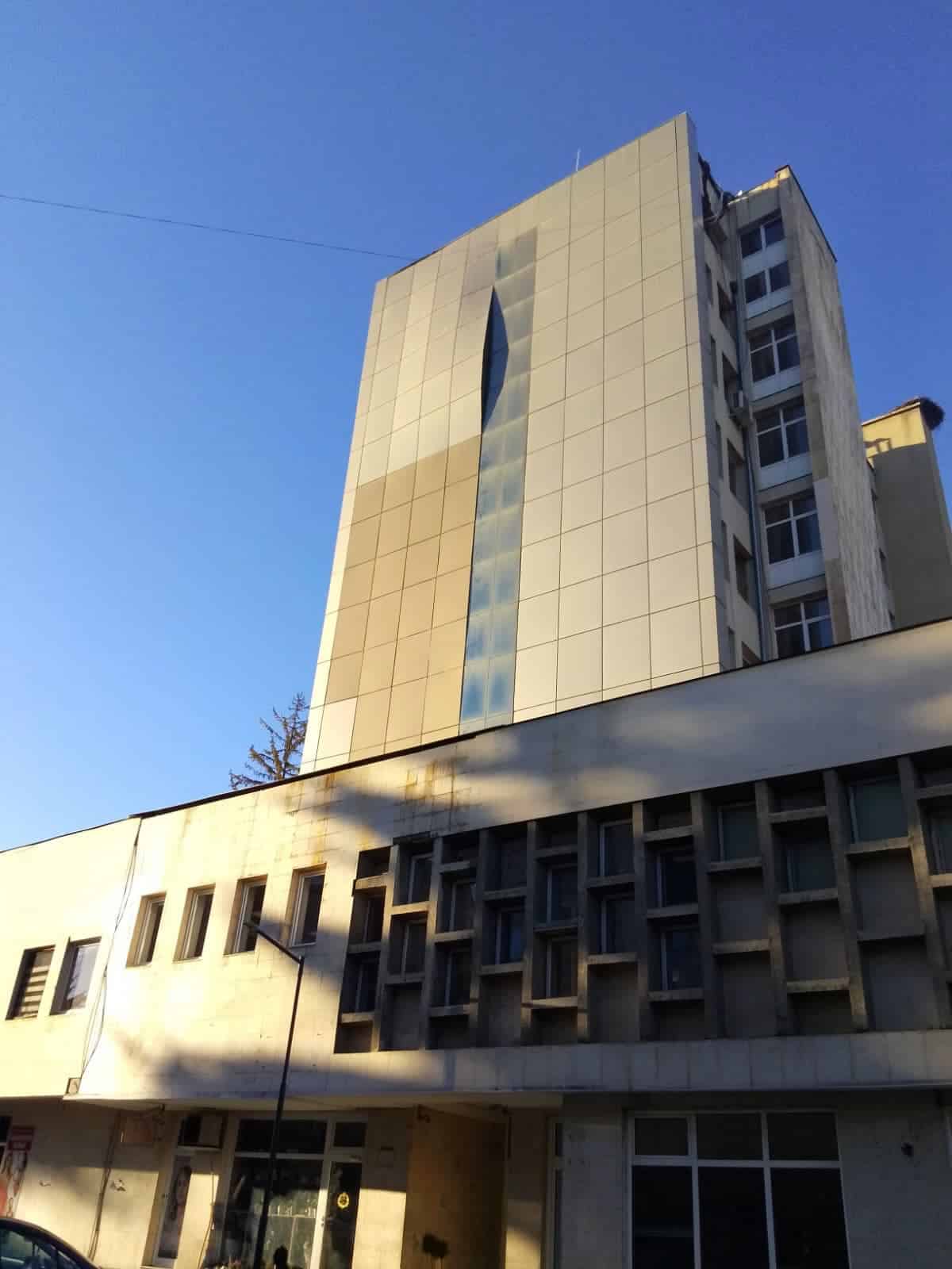Силният вятър повреди фасадата на сграда в центъра на Разлог.