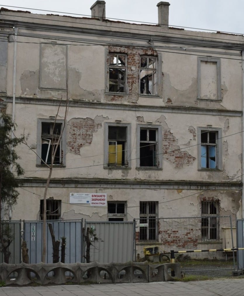 След години безхаберие сградата на ул Булаир 5б в Бургас