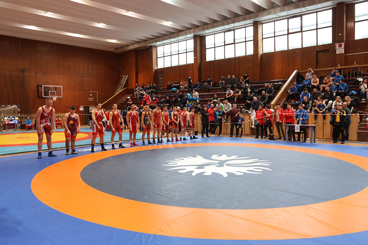 В Сливен се провежда държавният личен шампионат по борба в