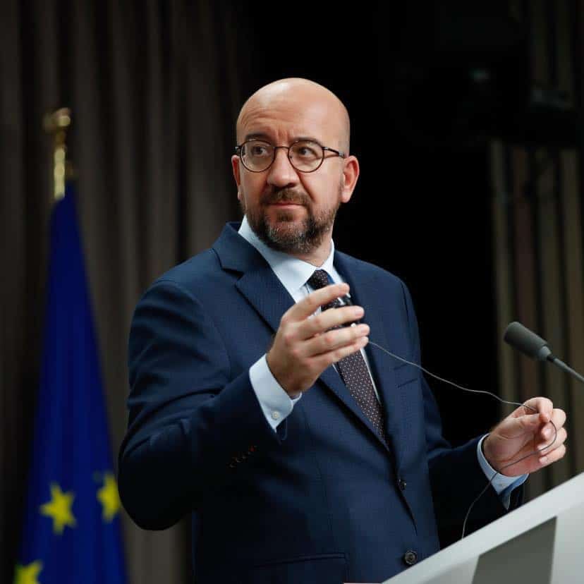 Добре разбирам че трябва да сложа шампанското обратно в хладилника