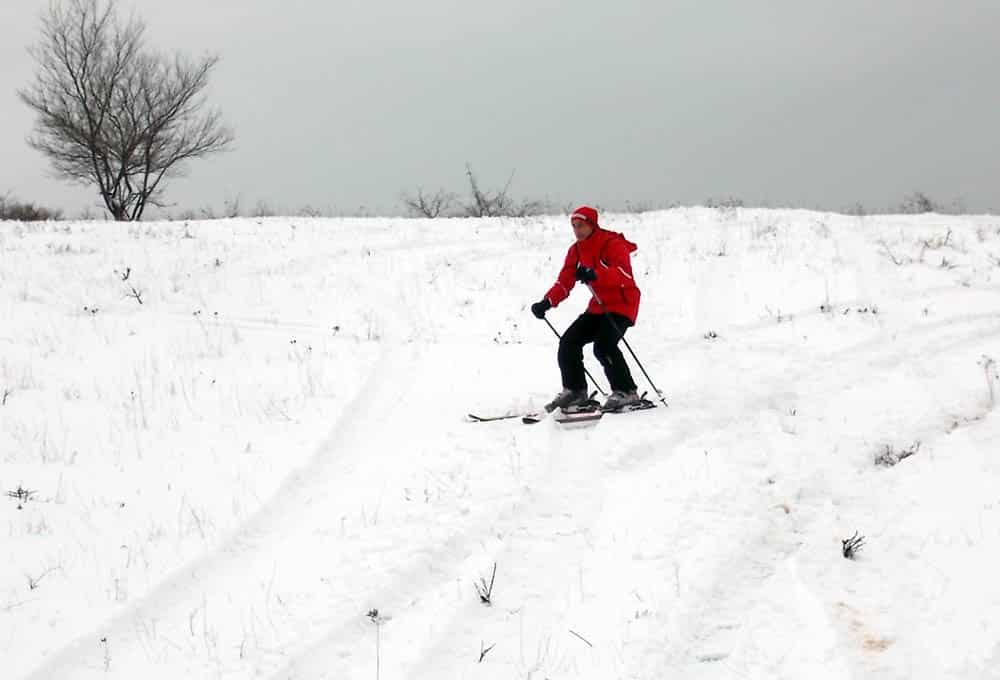 Учител по ски и инструктор по ски туризъм тества ски