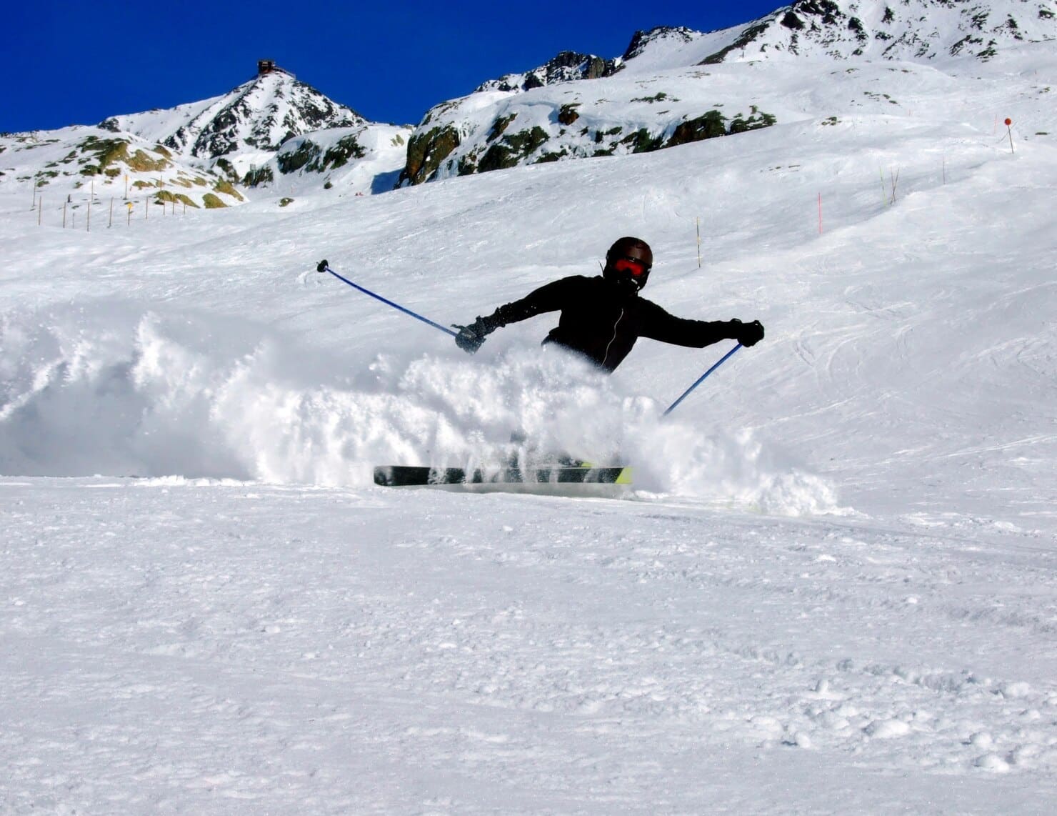 Падането при изкуствен сняг по ски пистите води до по тежки