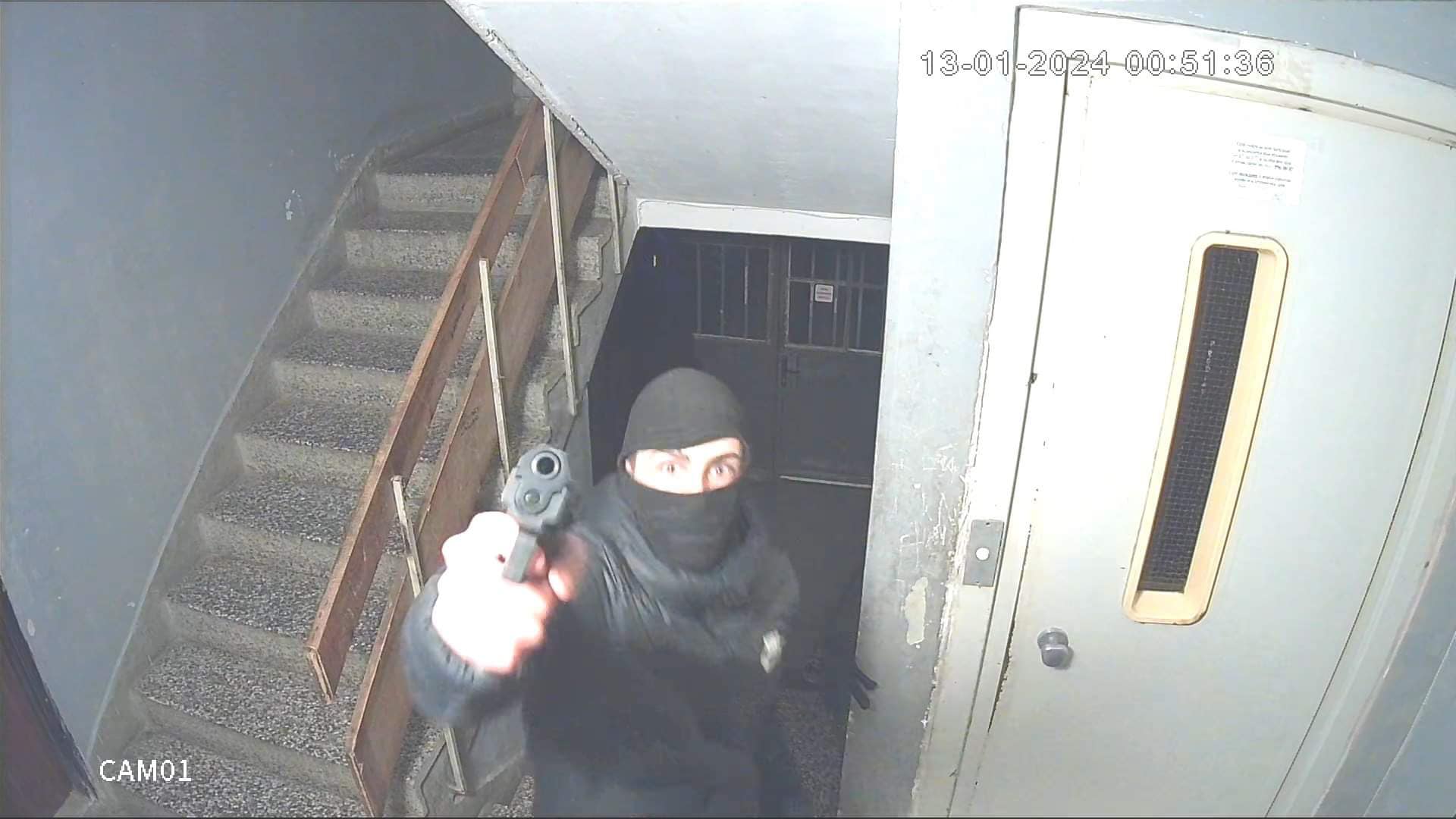 Въоръжени и маскирани лица са влезли в жилищен блок в